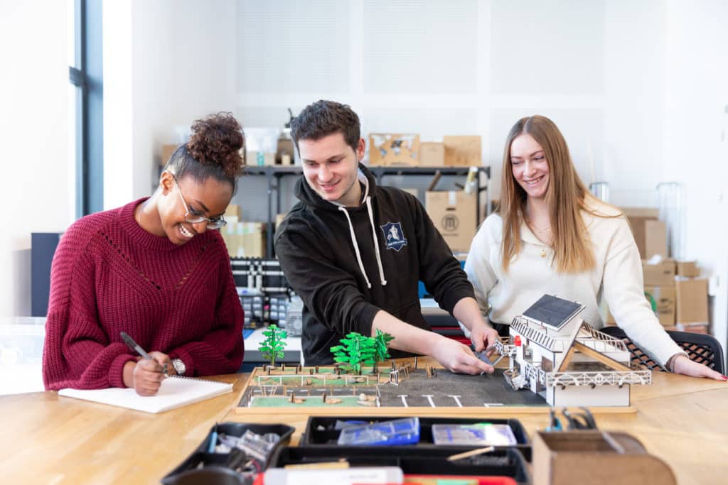 3 étudiants du cycle bachelor en sciences et en ingénierie