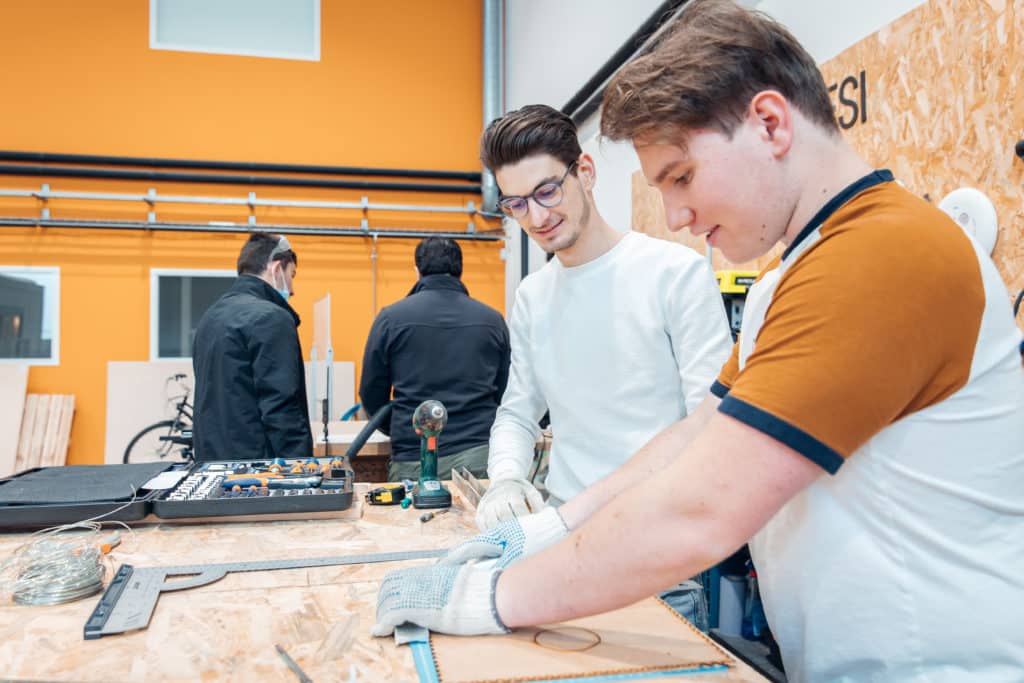 2 étudiants en apprentissage du programme en cycle ingénieur