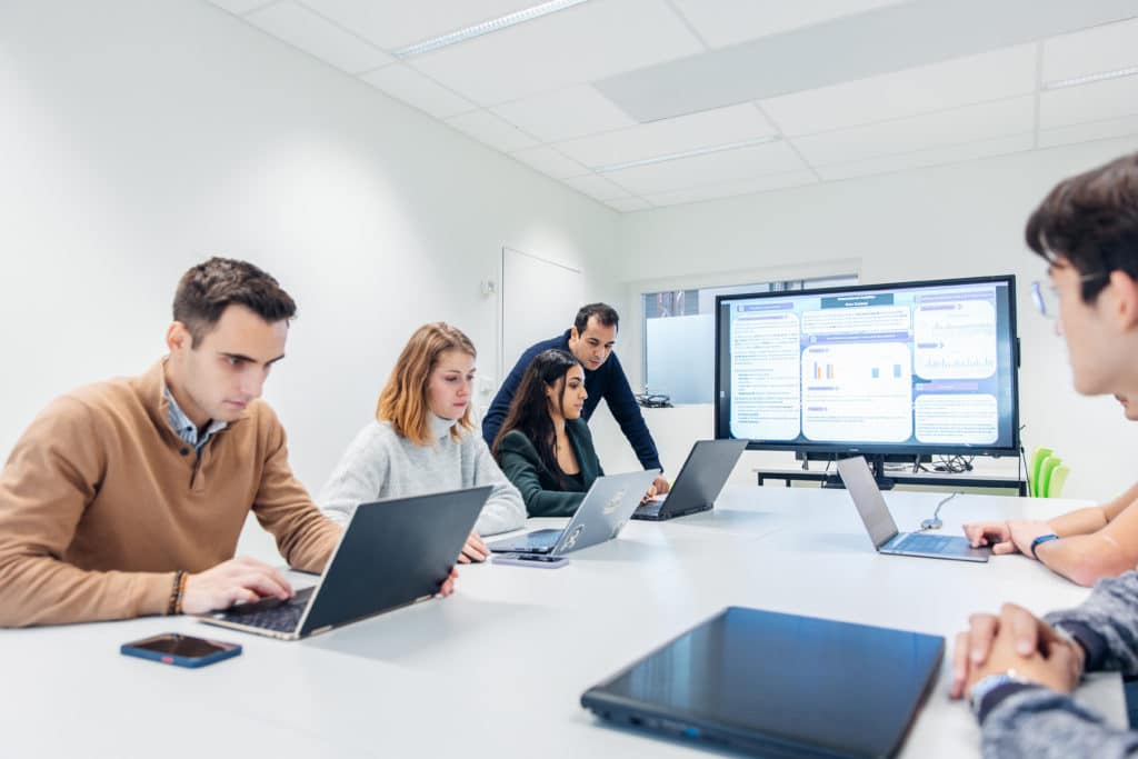 Plusieurs étudiants en apprentissage en informatique