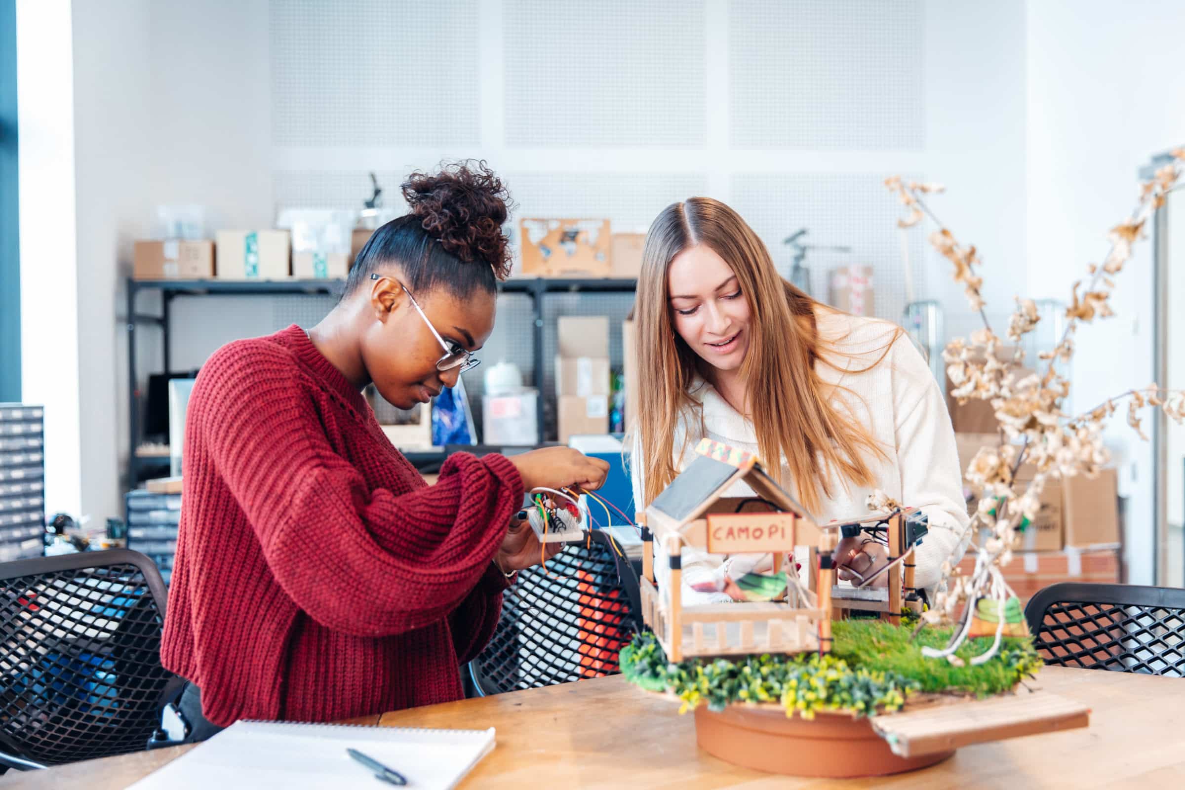 2 étudiantes en bachelor en sciences et en ingénierie en travaux pratique 