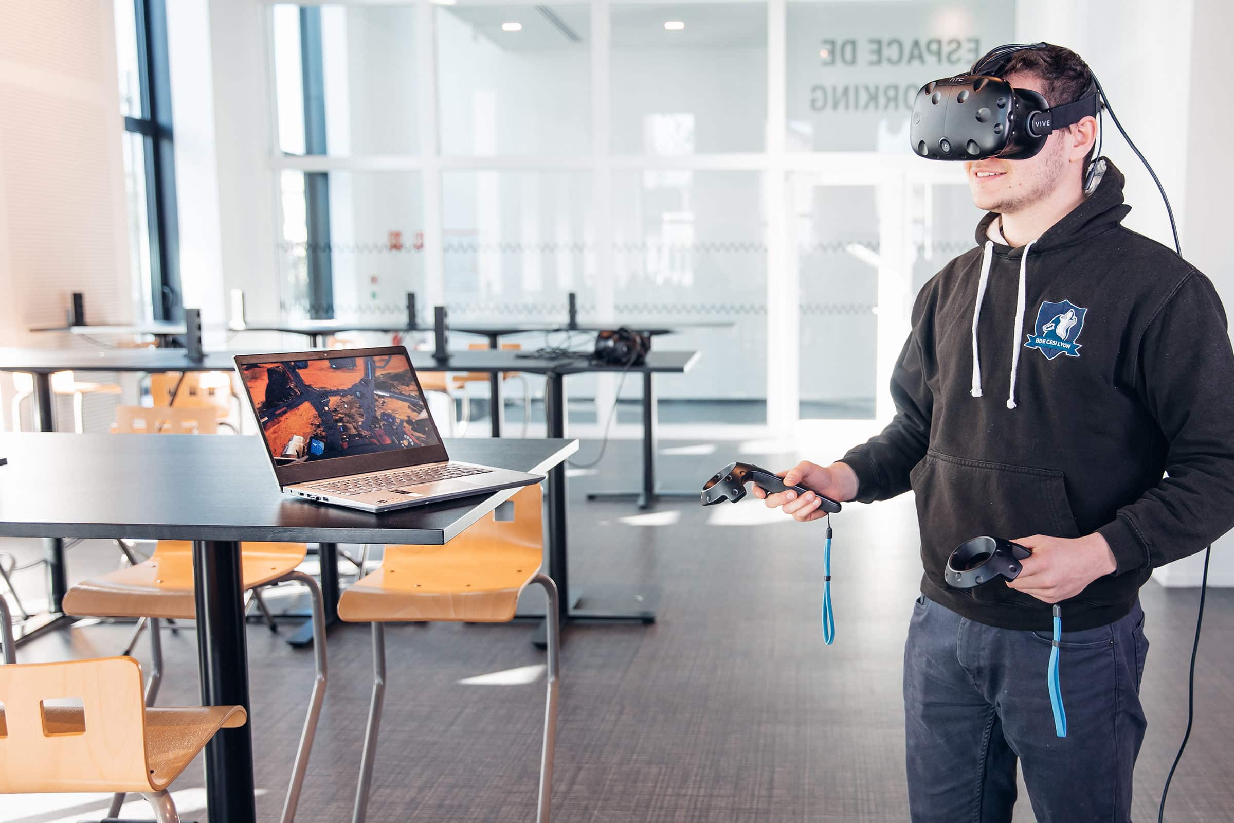 Informatique et numérique à CESI - étudiants avec le casque de réalité virtuelle
