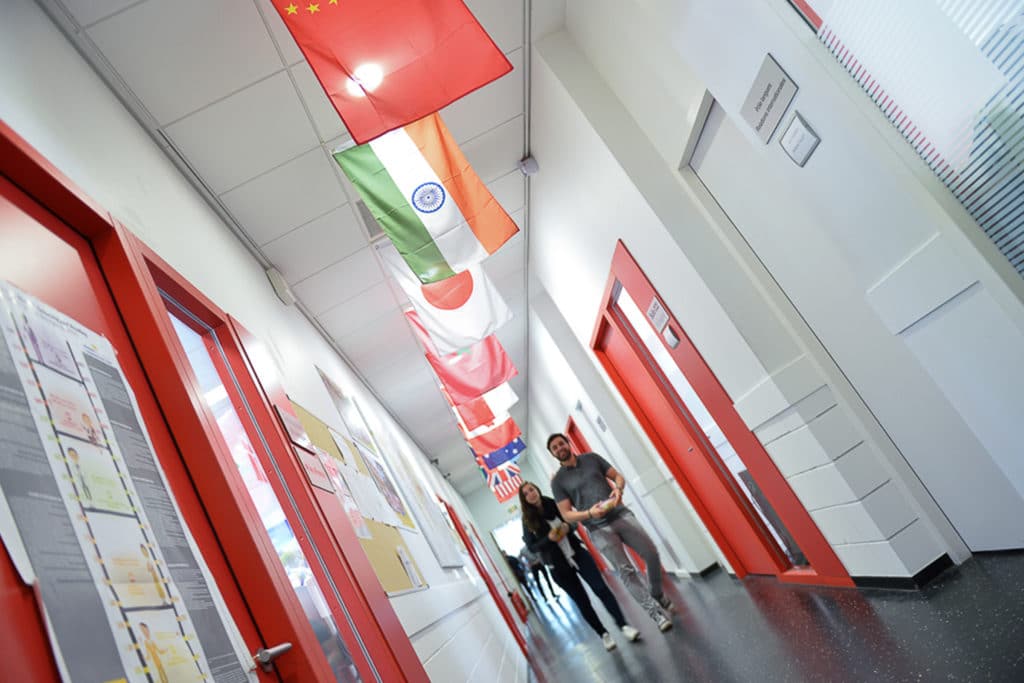 2 étudiants dans les couloirs de CESI international