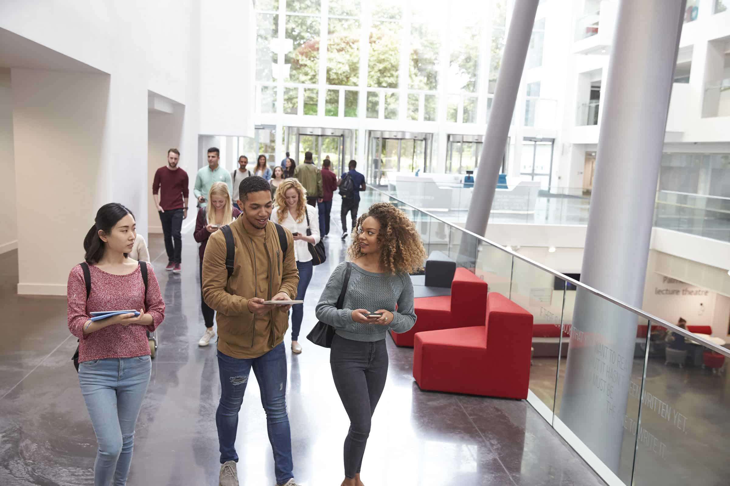 Plusieurs étudiants dans les couloirs du campus