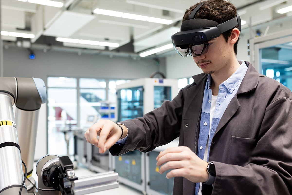 Étudiant utilisant la réalité augmentée dans un environnement de formation CESI